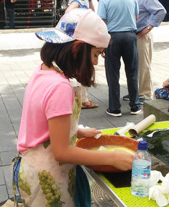 Una joven cocinando bacalao